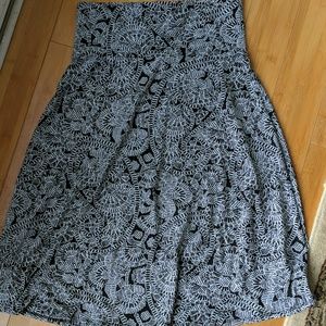 Medium LuLaRoe black and white Azure skirt